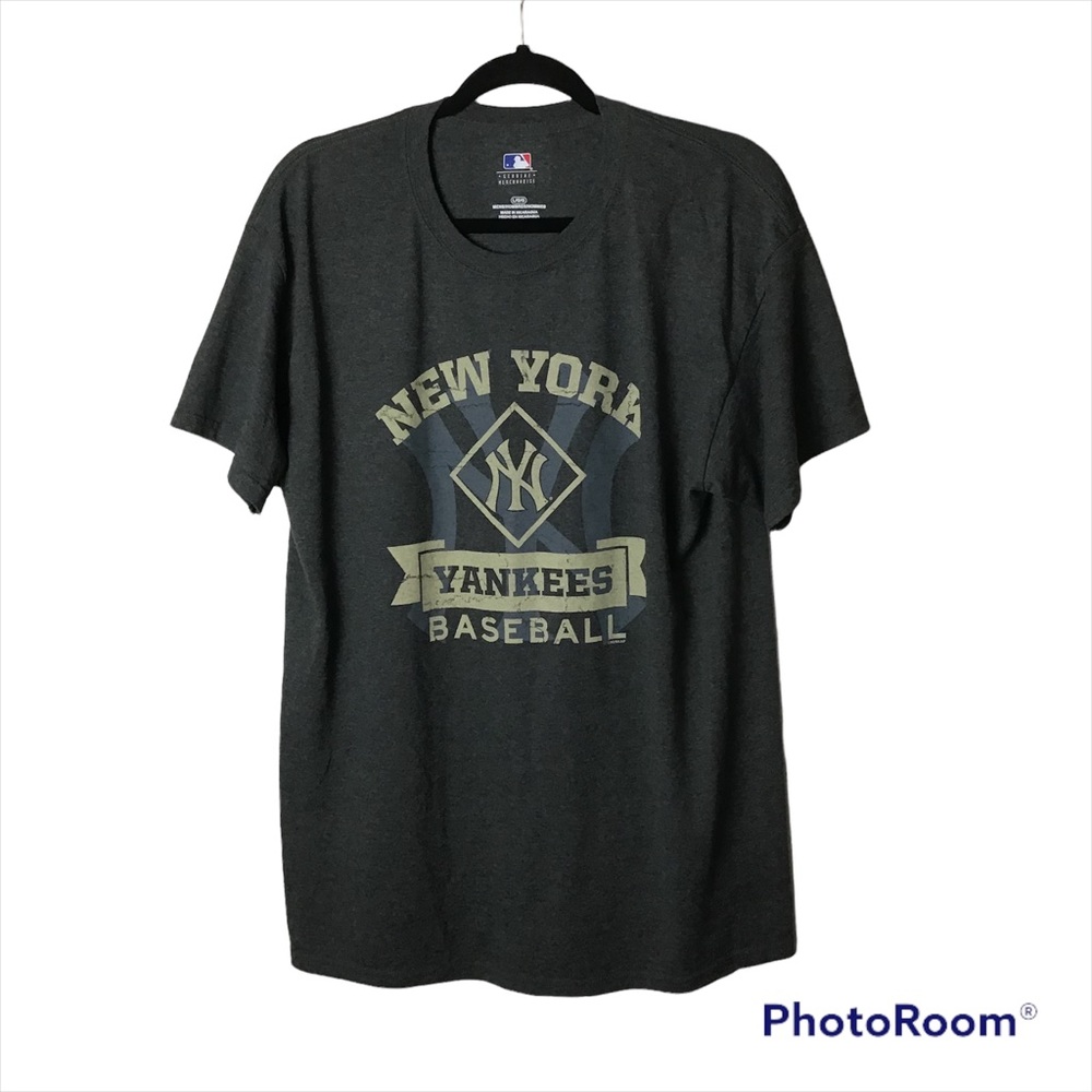 New York Yankees gray short sleeve tee shirt. Large